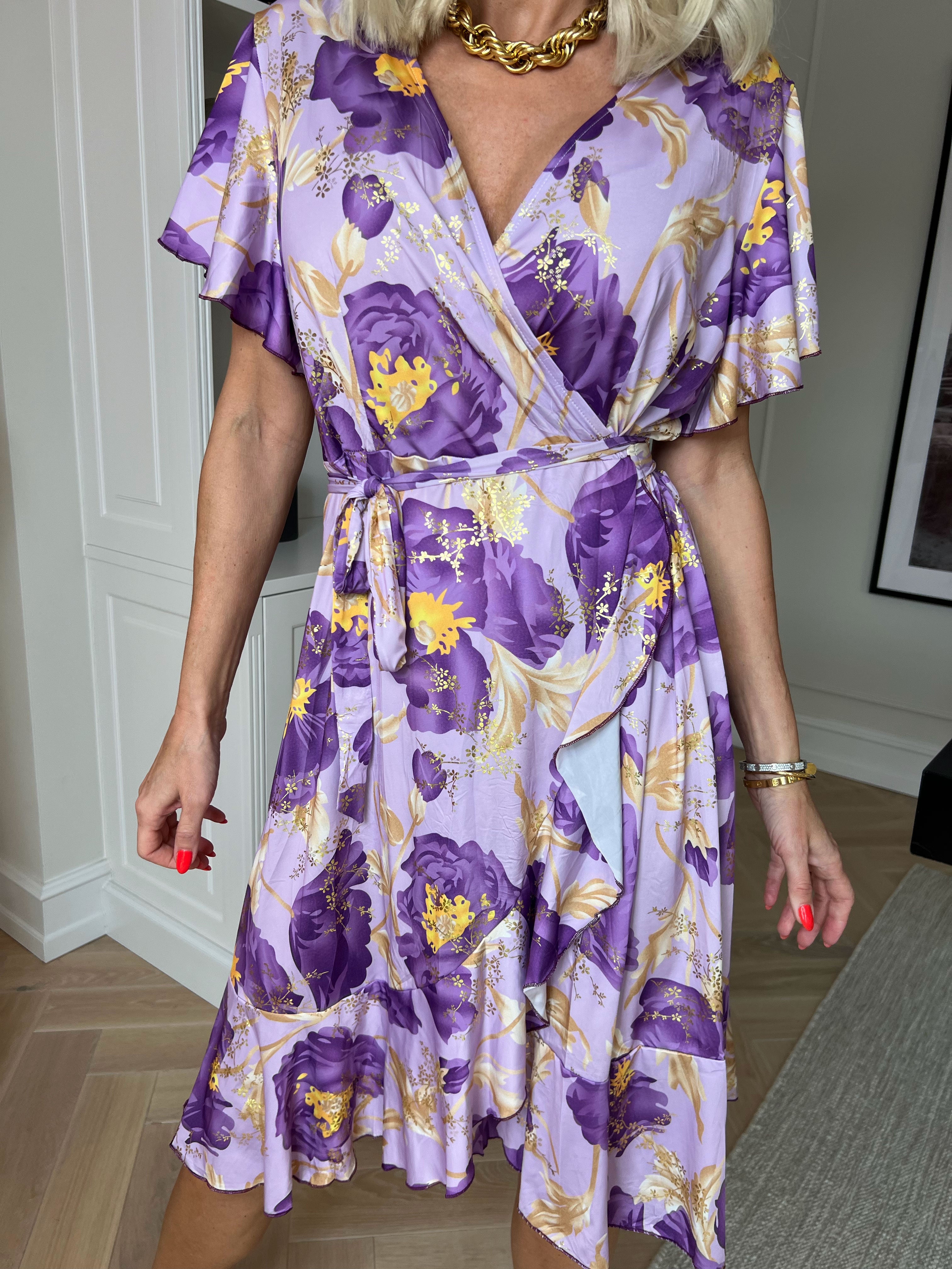 Savina Botanic S/S - Blommig stretchklänning med omlott och volangärmar